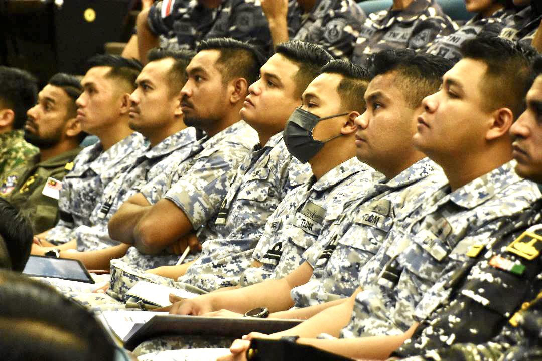 MPA_Barat's tweet photo. Gearing up for the Sea Phase!
Taklimat Pra-Pelayaran #AIME23 memfokuskan kebolehoperasian & pematuhan prosedur standart di kalangan peserta bagi memastikan kelancaran pelaksanaan Force Integration Training di laut
#KeringatKeamanan
#NavyPartnerships
#EnhancingInteroperability https://t.co/lJnpTIClXu