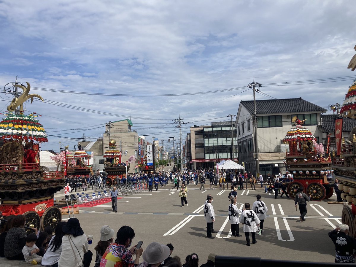 MEETS0417's tweet photo. 4月29日(土)小矢部市の曳山まつりのボランティアに参加させて頂きました。
新入生2名、そして他のボランティアの方や有志の方と一緒に会場まで曳山を運びました。
コロナの影響で4年ぶりの開催だったそうです。大変貴重な経験となりました。 https://t.co/pNcQeaIyMt