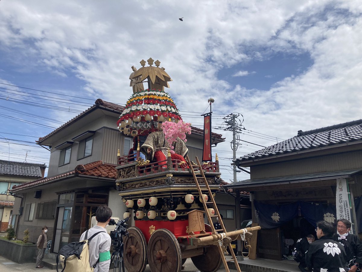 MEETS0417's tweet photo. 4月29日(土)小矢部市の曳山まつりのボランティアに参加させて頂きました。
新入生2名、そして他のボランティアの方や有志の方と一緒に会場まで曳山を運びました。
コロナの影響で4年ぶりの開催だったそうです。大変貴重な経験となりました。 https://t.co/pNcQeaIyMt