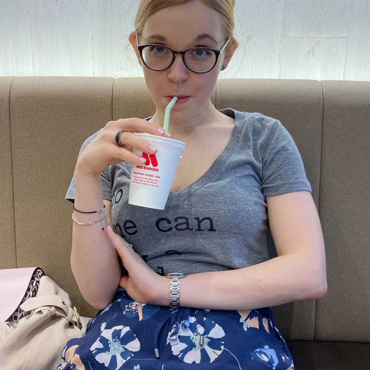 teaserette's tweet image. She&apos;s like I know a place and then it&apos;s Mosburger
#Japanguide #Japan