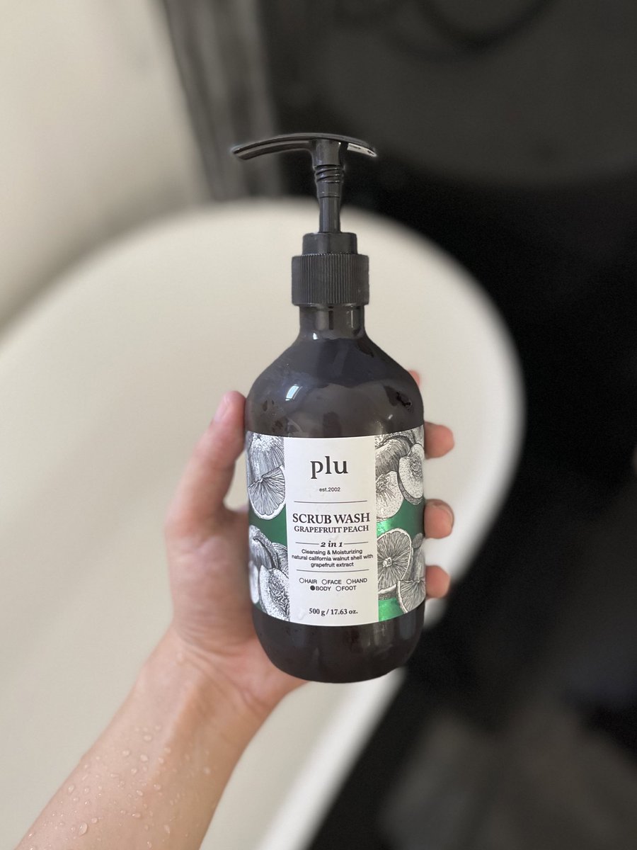 Armerss's tweet image. นี่ใช้สครับคู่กับตัวนี้ + scrub wash กลิ่นหอมเบอรี่มากกกก คือปกติบางตัวอาบแล้วมันไม่สนชื่นแบบดูไม่สะอาดอะ ตัวนี้คืออาบแล้วสบายตัวมาก ,🫧 ละมีเม็ดสครับอะ เหมือนได้ขัดผิวไปในตัว ผลัดเซลล์ต่างๆ บอกเลยว่ามีใช้ขวดต่อไปแน่นอน 🧻🧴