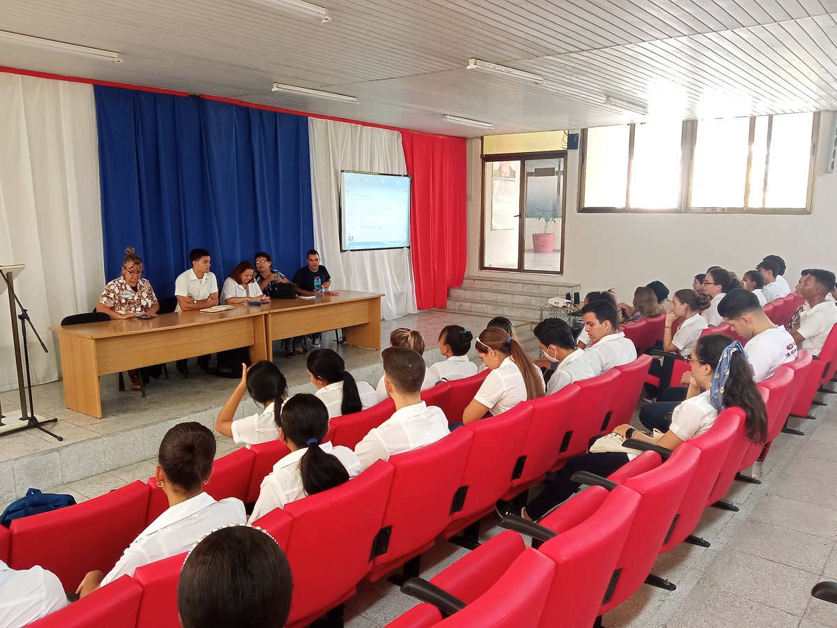 Primer consejo ampliado del nuevo Secretario de la FEU en nuestra Universidad, la juventud de nuestro centro en conjunto con las máximas autoridades, en la delantera de las tareas y actividades que se avecinan. ✊🏻🇨🇺

#SomosFEU
#ALaPatriaManosYCorazon
#UnaMejorJuventud 
#UCM_Cfg