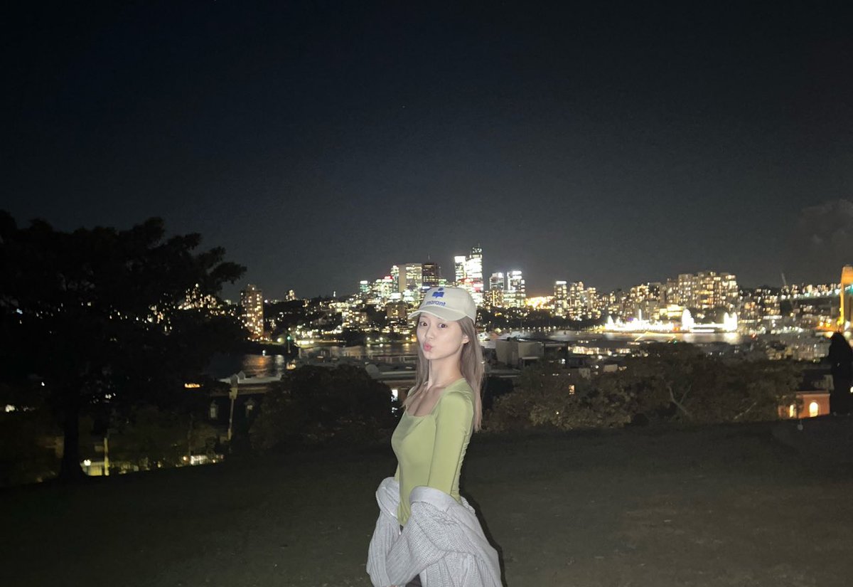 she’s so girlfriend material i need herㅠ-ㅠ