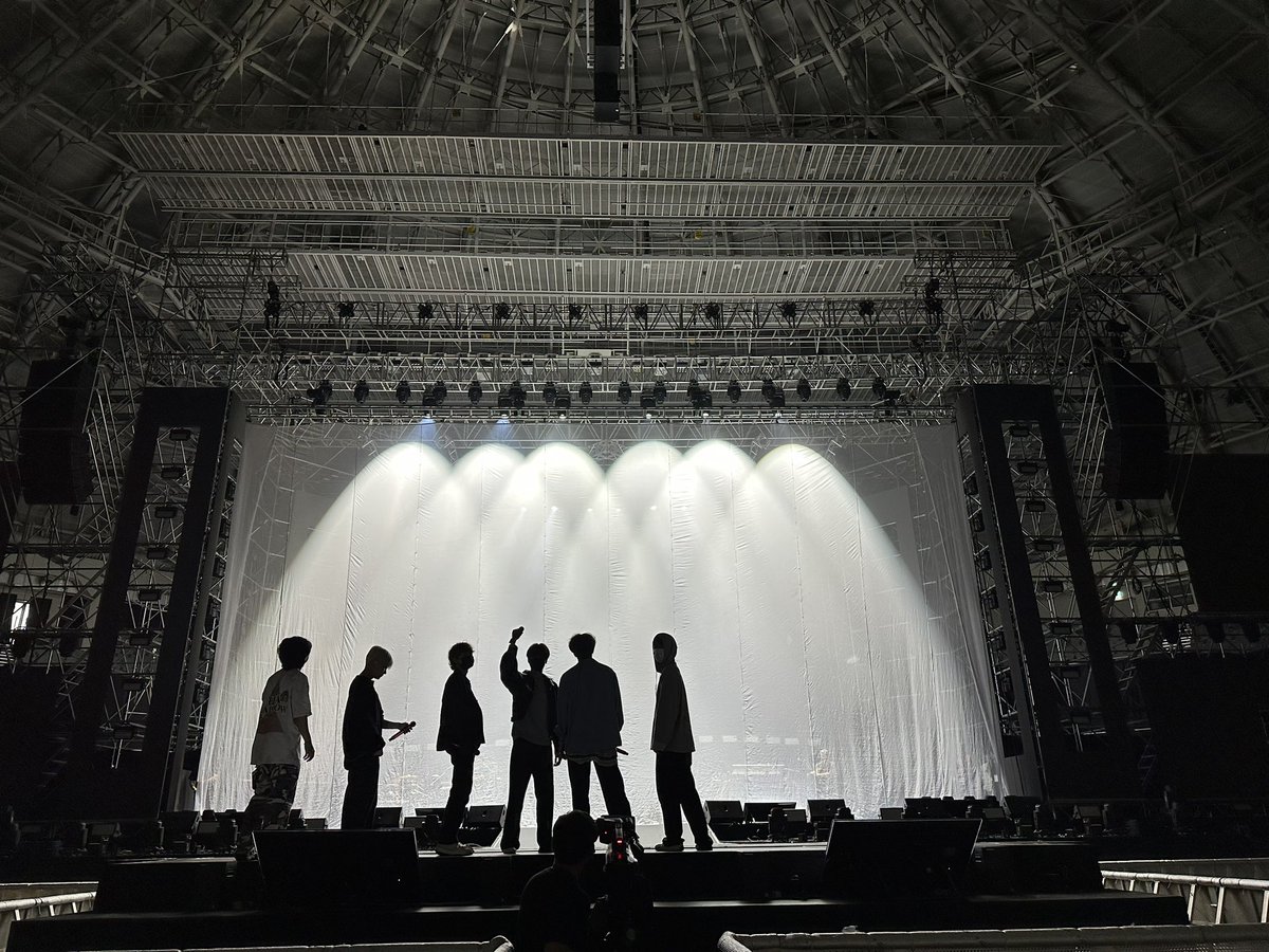 iKON GLOBAL iKONIC (@ikonic_143) on Twitter photo 코닉이들 만날 준비 완료🎤
#iKON #아이콘
#WORLDTOUR #TAKEOFF 코닉이들 만날 준비 완료🎤
#iKON #아이콘
#WORLDTOUR #TAKEOFF