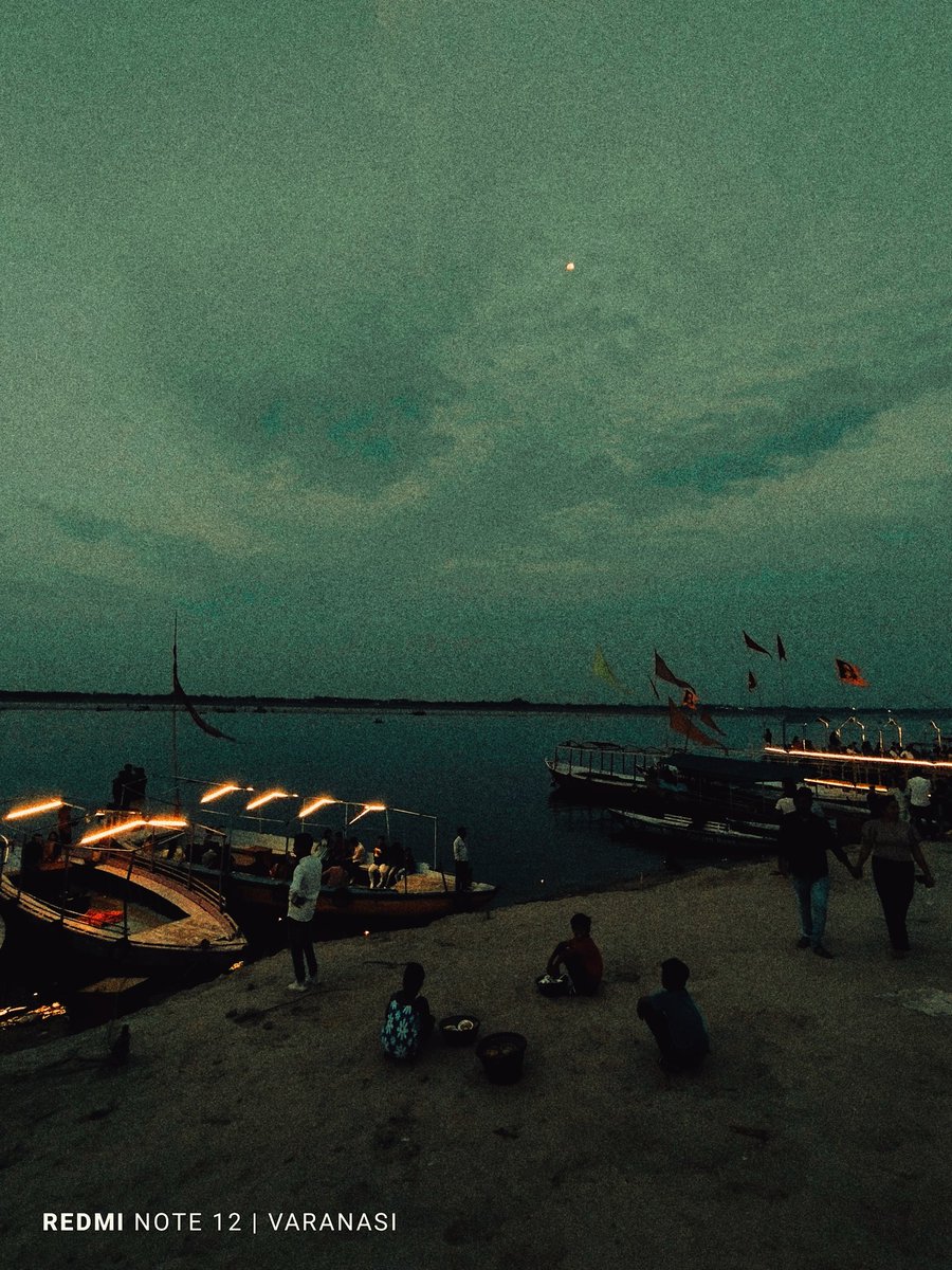 samit_digital's tweet photo. This is how capable the eyes of #Redminote12 

Beautiful Ghats of Kashi ❤️
@SnehaTainwala @RedmiIndia @XiaomiIndia https://t.co/CuobdSUTJi