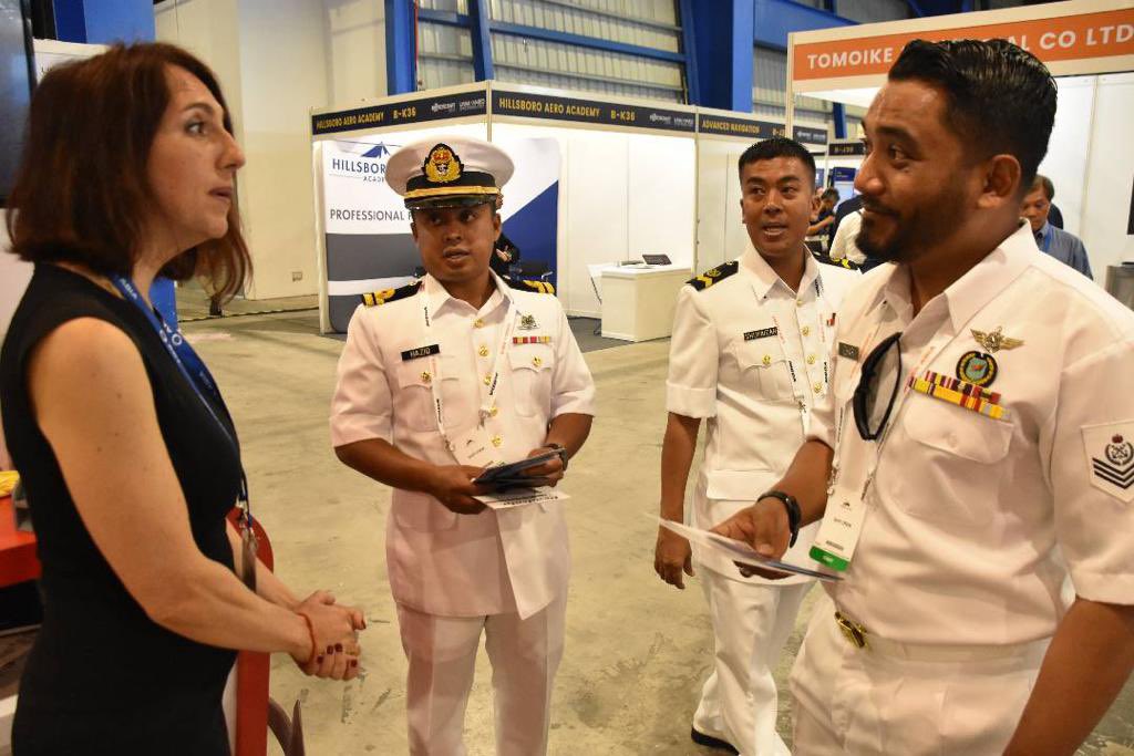 MPA_Barat's tweet photo. Ahoy!
Sekitar #IMDEX 2023. #TheNavyPeople memanfaatkan peluang ini untuk berinteraksi dengan peserta negara sahabat dan menimba pengalaman berharga sepanjang pameran berlangsung.
#AIME2023
#DefenceDiplomacy
#BuildingFriendship https://t.co/LTmKjWIlqE