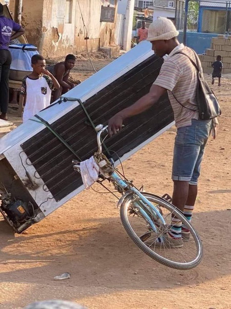DaRealNqubeh's tweet photo. 😳Heee isiphinde yabuya yini looting https://t.co/eYvOKrhpdX