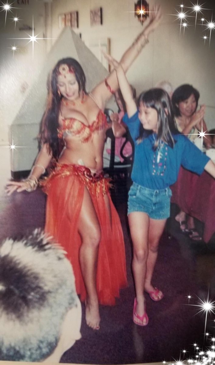 Yours truly 2004 Bellydancing for/with customers at The Pyramids Restaurant on Kapahulu Ave Hawaii 🥰
Can never thank you enough Wafaa and Tarek Guirguis 🙏and your amazing ohana 💜
#bellydancelife #bellydancehawaii #oahulife #hawaiiartist #localgirl #thepyramidsrestaurant