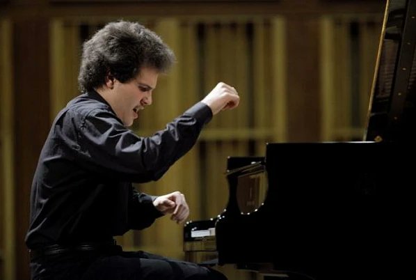 RatnerVladimir's tweet photo. During his school years Vladimir Ratner performed more than half a thousand times as a soloist,ensemble performer and researcher-theoretician of Music.He has also been a soloist in many cities in Russia,Poland and Germany.
Warsaw, 2010 https://t.co/5G58B42vB2