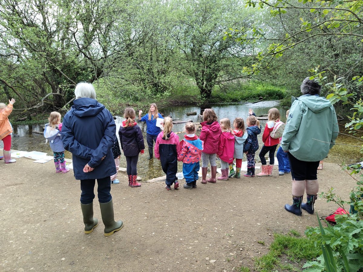Tracy from Wessex Rivers Trust delivering an introduction to an evening of chalkstream activities on the Anton last night, to an enthralled Rainbows group in Andover. Lots of invertebrates and bullheads. #WatercressAndWinterbournes