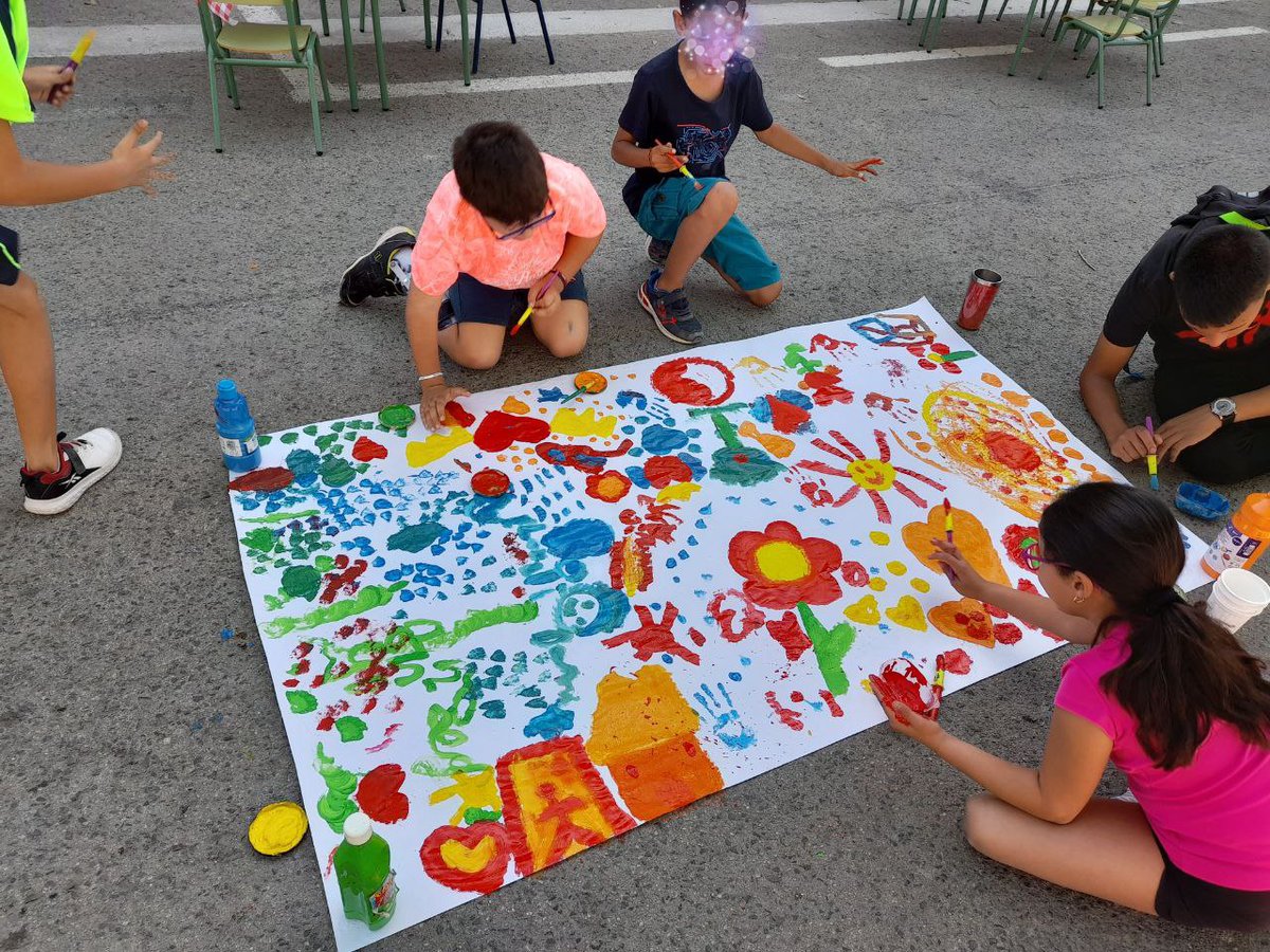 Las familias, alumn@s y maestr@s de Casillas han ocupado hoy la calle Velázquez durante la mañana para pedir a nuestro ayuntamiento que queremos #CallesAbiertasParaLaInfancia  #EspacioParaRespirar 
@aytoMurcia @murciaenbici @AntonioBenitoG @esthernevado