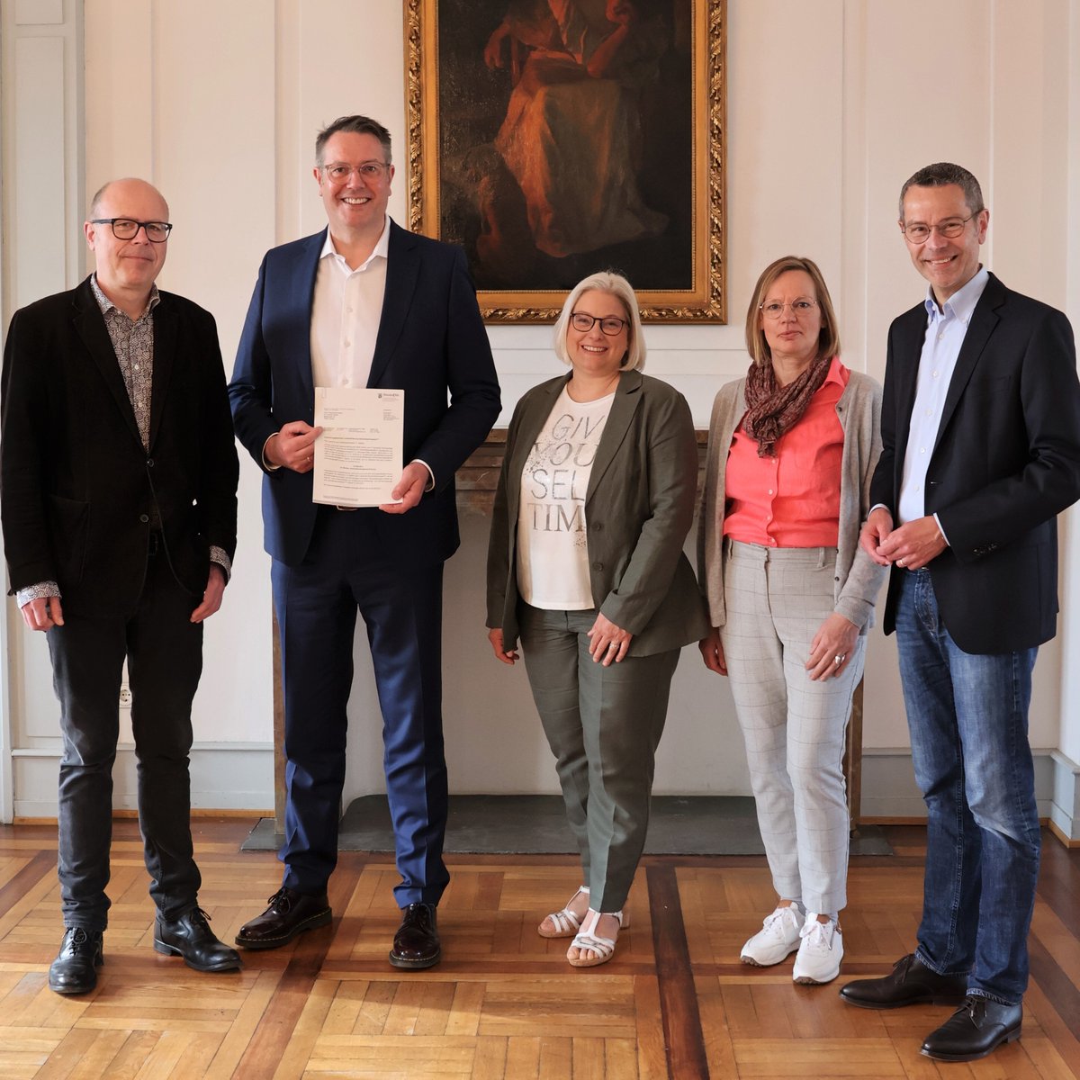 mastd_rlp's tweet photo. Als eine der ersten Modellkommunen hat #Landau schon 2015 das Angebot der #GemeindeschwesterPlus umgesetzt. Minister @Alex_Schweitzer überreichte heute einen Förderbescheid für die Fortführung des Landesprogramms an Oberbürgermeister Geißler. https://t.co/bsyFNeAOkR