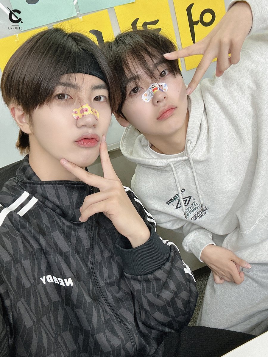 CRAVITYstarship's tweet photo. [#크래비티_모먼트] 230505
수상한 (좀 큰) 어린이집
⠀
#CRAVITY #크래비티
#원진 #형준 https://t.co/R1aqKIVssn