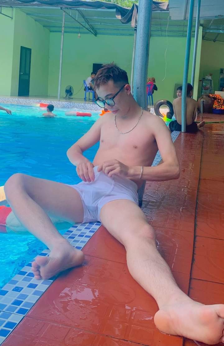 hab83223's tweet photo. Nóng có ai tắm bi��n cùng em ko a https://t.co/VXv7Qdq9Fq