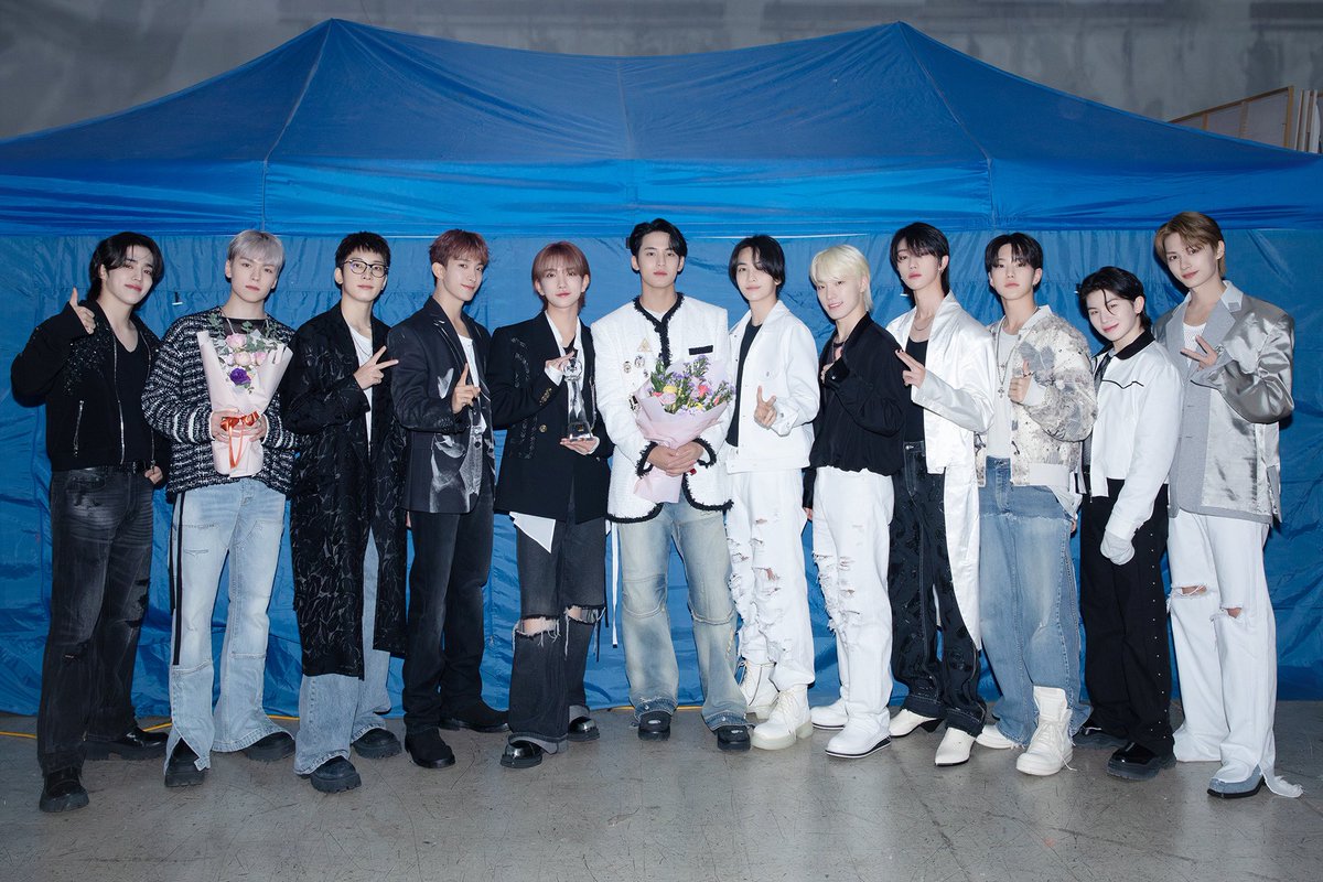 pledis_17's tweet photo. [17'S] 세븐틴 #뮤직뱅크 1위🎉

SEVENTEEN always win🔥
캐럿 덕분에 우린! 마치 된 것 같아 세븐틴 1위🏆

#세븐틴_뮤직뱅크_1위_축하해👏
#24시간_중_취침시간까지_캐럿들과_함께 https://t.co/ZqZebIajVC