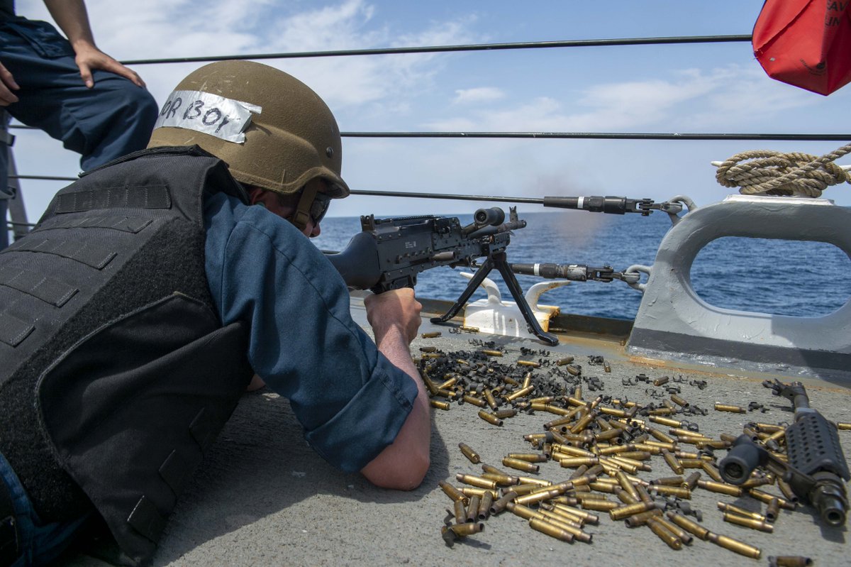 Remember, short controlled bursts. 💥 ⚓ 🇺🇸 
#NavyReadiness #NavyPresence 
@US5thFleet 

Culinary Specialist 3rd Class Jacob Claytor fires a .240 machine gun during a gun shoot on the foc'scle of the guided-missile destroyer #USSPaulHamilton in the Gulf of Oman.