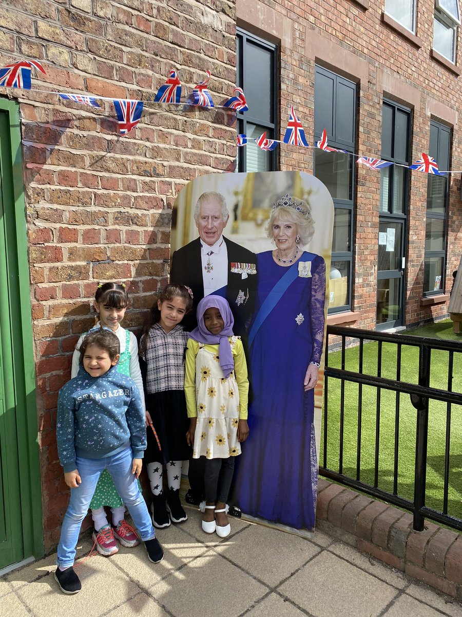 The King and Queen are ready for <a href="/SmithdownPr/">Smithdown Primary</a> family picnic! See you all at 1pm to celebrate the coronation of King Charles III.  #smithdownextra #coronation