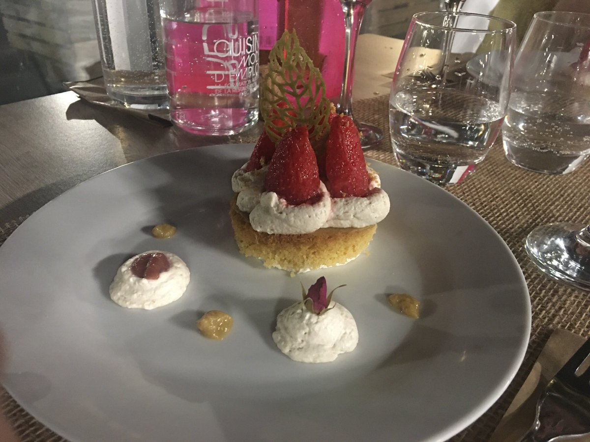 Dîner de fin de cursus concocté par les stagiaires de l'école Cuisine Mode d'emploi(s), fondée par le chef Thierry Marx. Bravo à tous pour la qualité du repas ! Cette école implantée au MIN de #Toulouse propose des formations qualifiantes aux personnes éloignées de l’#emploi.