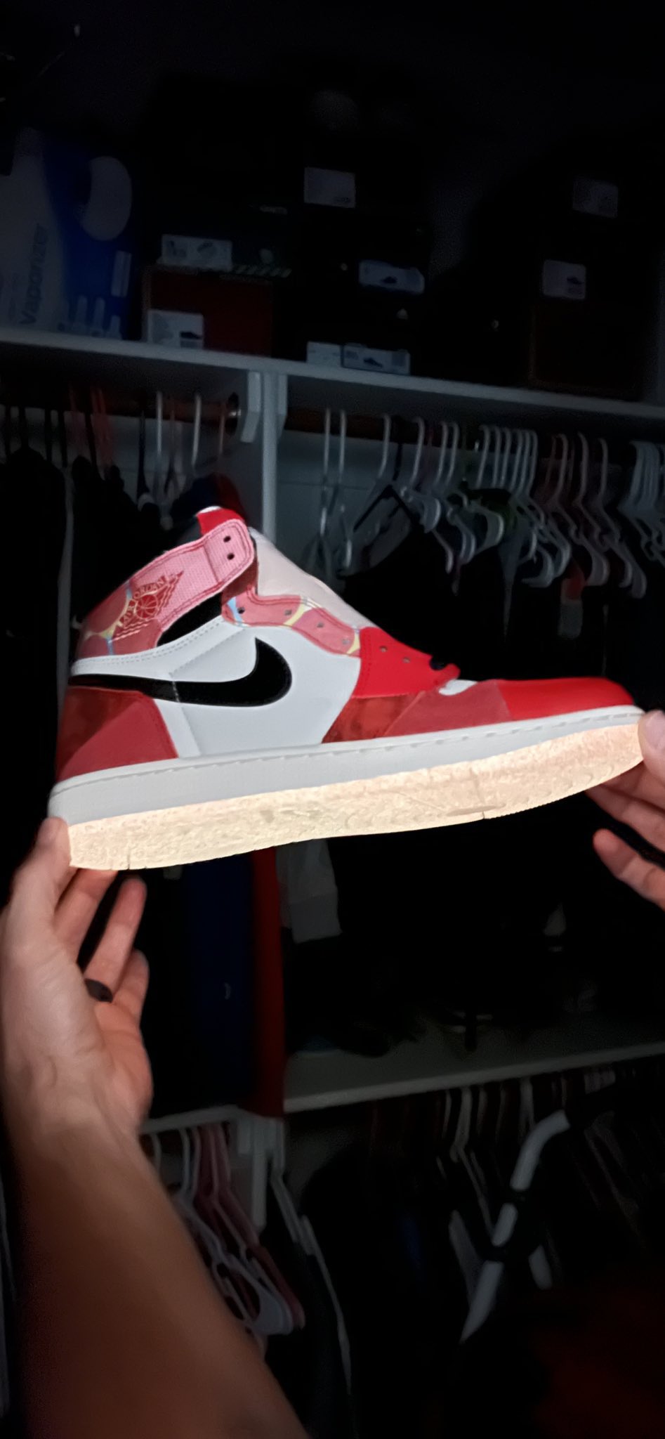 Sneakerologue on X Glow in the dark sur la Spider Man x Air Jordan 1 High OG Across the Spider Verse https t wGim5CoGmm X