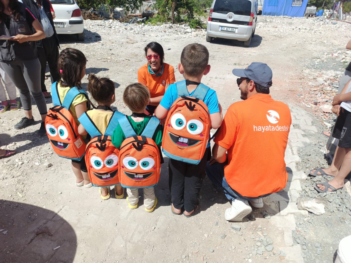 OKİ ve HİJİ Hatay’daki arkadaşlarına kavuştu! Afet bölgesinde yaşayan 2,5 milyon çocuk için temel ihtiyaçlara erişmek hala zor. Çocuklara psikososyal destek sağlıyor, okul malzemeleriyle dolu OKİ ve hijyen malzemeleriyle dolu HİJİ çantalarıyla çocuklara ulaşıyoruz.