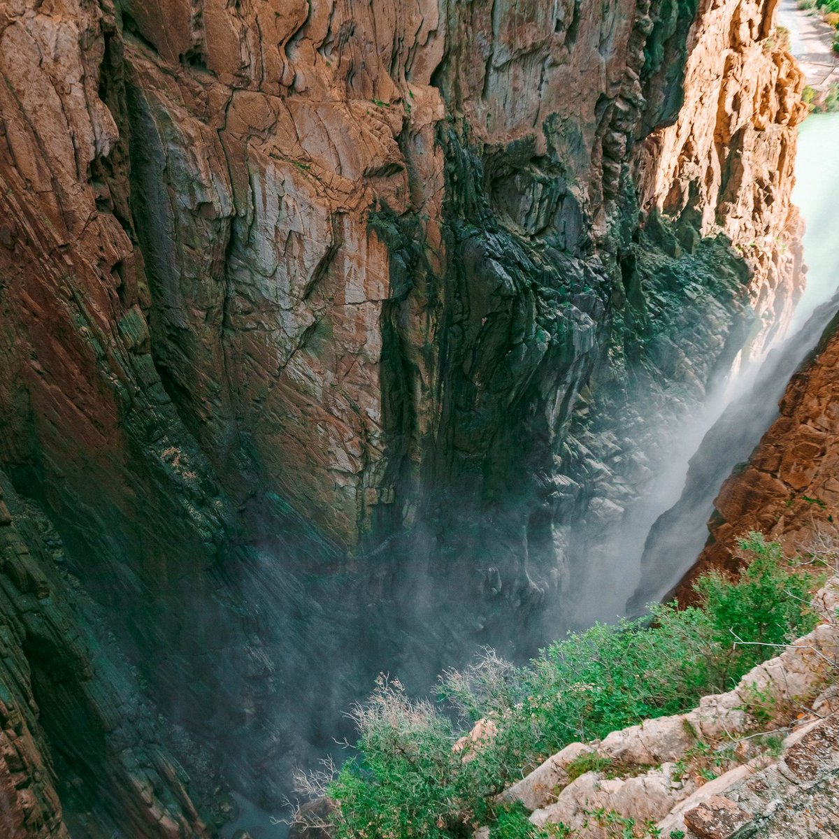 AutocaresRivero's tweet photo. 🌈 Parece sacado de un sueño, pero en realidad nació de la necesidad de unir por el camino más corto dos instalaciones #AutocaresRivero #caminitodelrey https://t.co/ZhlaH72hmO