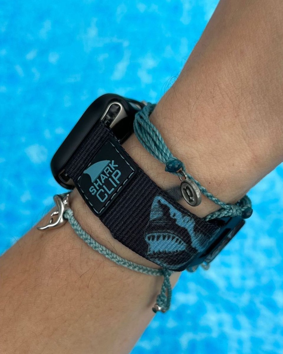 freestyle_watch's tweet photo. full disclosure - we 💙 sharks 💯🌊
🦈: Freestyle Apple Watch™ #SharkWeek Strap Ghost Shark
📸: @nicmcnailsit
_
#sharks #poolparty #myfreestylewatch #beachstyle #applewatch #applestraps #watchoftheday #sharklovers https://t.co/vvZeFORknl https://t.co/w7ZVsZPi7r