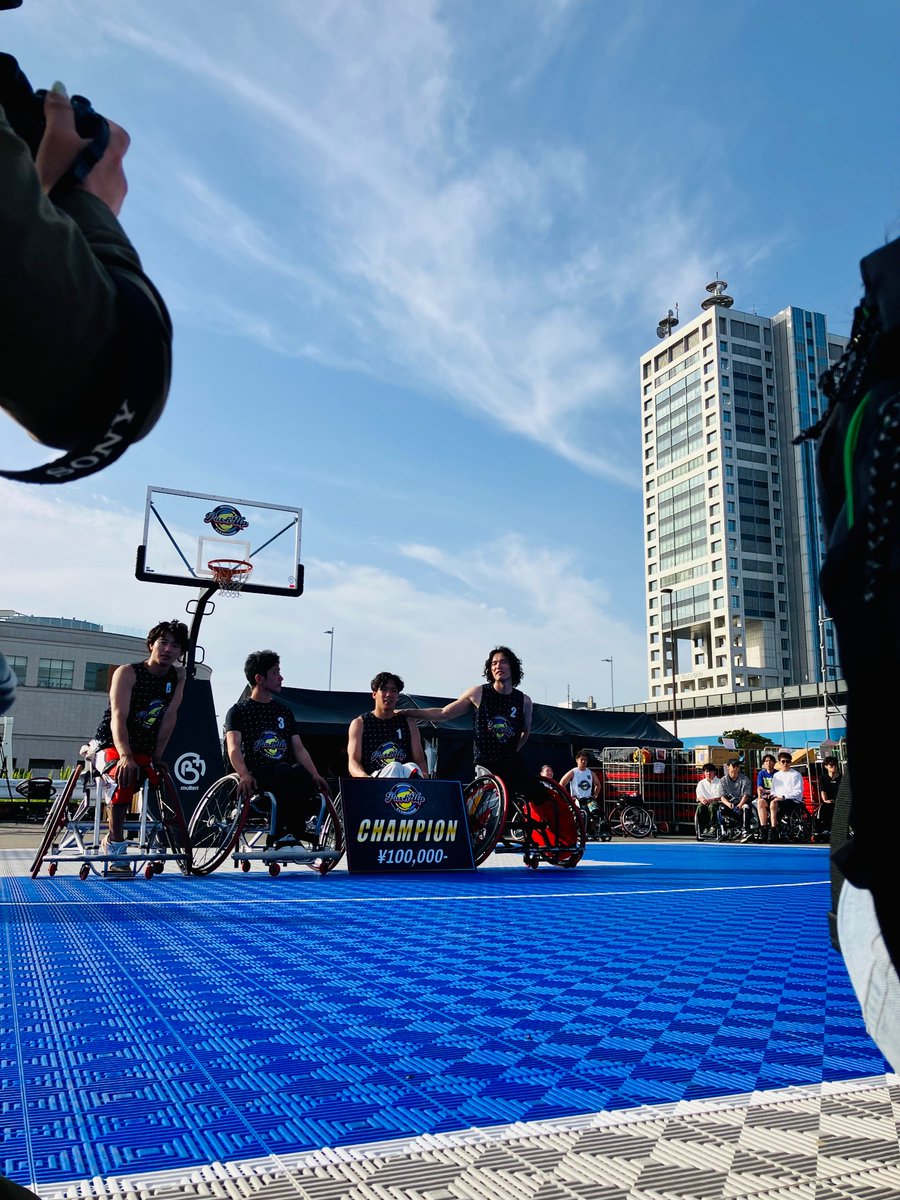 Words_Motion's tweet photo. 車いす3x3バスケの1DAYトーナメント「Push Up」。本日の優勝は鳥海連志選手がキャプテンを務めるBagsyが優勝しました。日本代表を筆頭に競技シーンのトップ選手や若手が数多く出場してるので、レベル高い。で、今日の発見はWizard・西村選手のフィジカル💪 3x3がいすバスを知るきっかけになってます。 https://t.co/qmfpMI6pl6