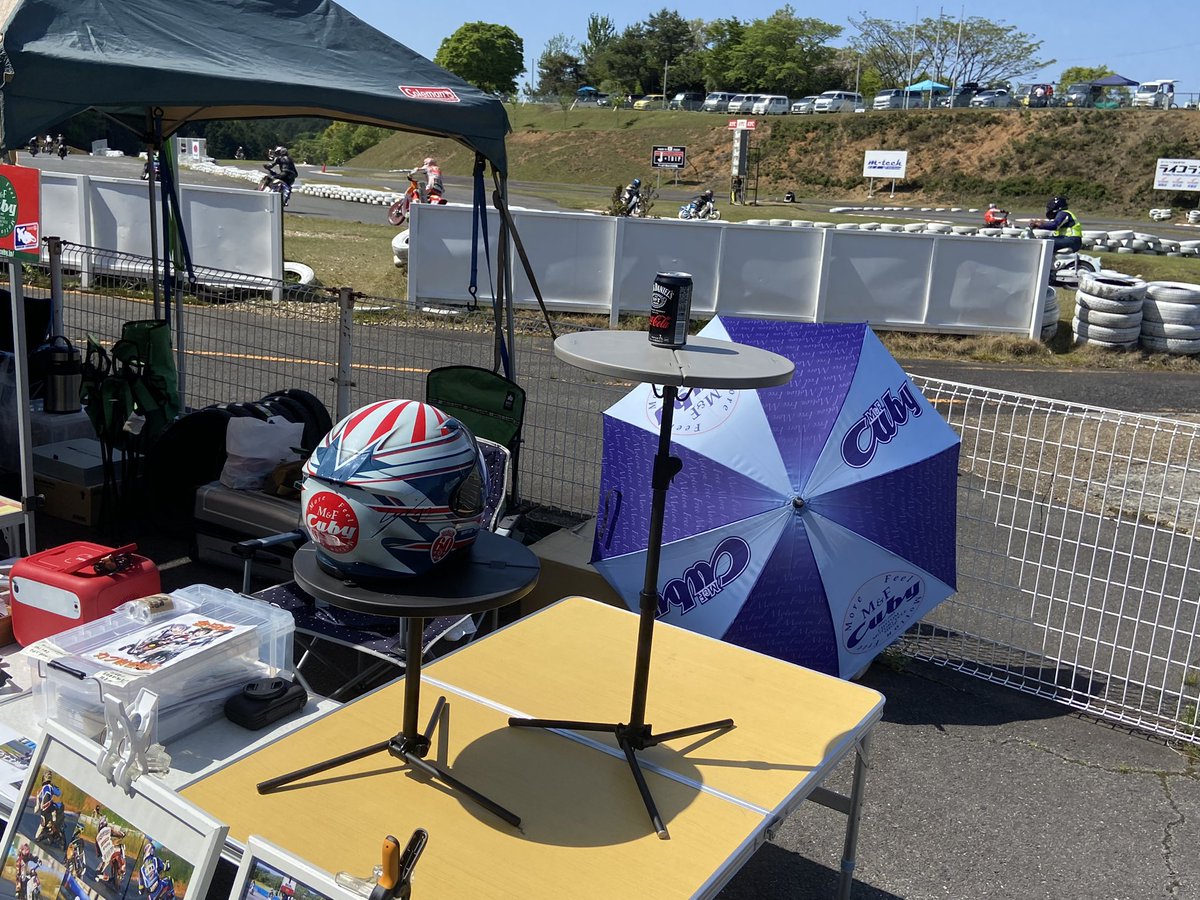 cubyjp's tweet photo. そして先日の 大洗MLS @MotorLiveStock に引き続き 全日本カブ耐 @paint_happyend でも
キャンプや野外フェスで超使える #サステーブル @OutdoorSpoon を展示！
展示は3本足ですが、下が土ならスライディングハンマーの要領でクサビ状の足を打ち込んで使用出来ます！ #sasutable https://t.co/4hiXY7uaa9