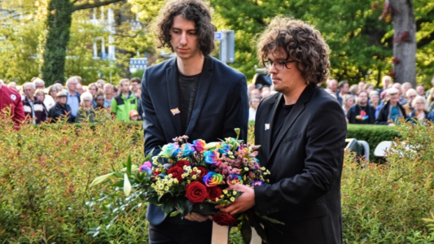 Ook krans voor lhbtq+’ers gelegd tijdens Dodenherdenking Zutphen -  contactzutphen.nl/l/453127
