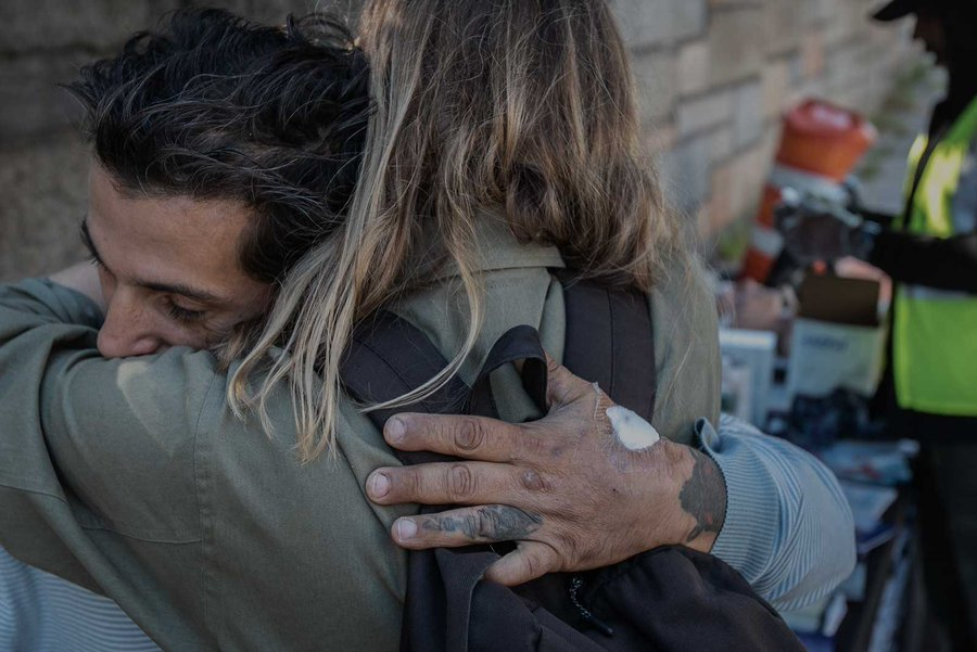 Huumekuolemat &amp; media. Viimeaikaisten uutisten ja juttujen kuvituksessa (esim. <a href="/MTVUutiset/">MTV Uutiset</a> ) on vielä  paljon parantamisen varaa. 

Kuvien avulla stigma lisääntyy tai vähenee.

Stigman vähentäminen ei ole vaikeaa.
Tästä mallia: halaavat ihmiset. Kuva lainattu <a href="/_OnPointNYC/">OnPoint NYC</a>