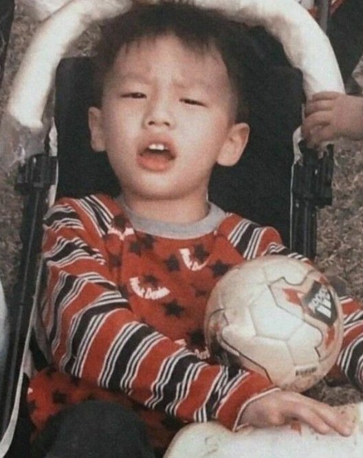 skzdeluna's tweet photo. why is every skz baby pic so damn funny and specific idk how to explain but these babies right here have so much personality and they SCREAM skz https://t.co/6SPwAvthBx