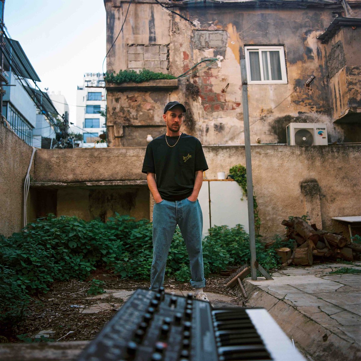 Today, fast-rising London-based keyboardist/producer @yonimayraz shares ‘1999’ the new single, a hypnotic ode to ‘90s hip hop, with live-rendered boom bap beats and wailing saxophones. orcd.co/YoniMayraz-1999