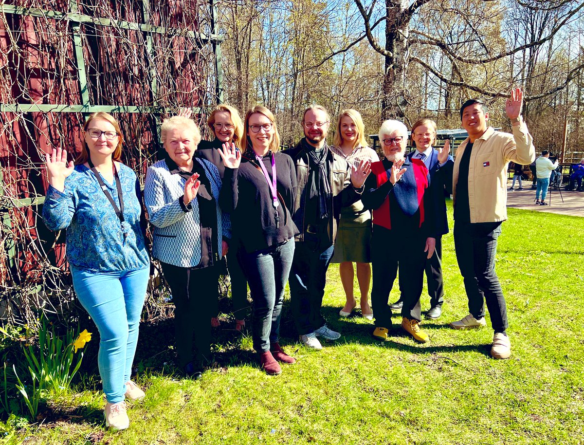 Tässä hetkessä, katse tulevaisuudessa. Keväinen keskustelu <a href="/foibekartano/">Foibekartano</a> ’lla kirkkoherra Jussi Kosken ja foibekartanolaisten kesken <a href="/Pastorific/">Jussi Koski</a> @rekolansrk <a href="/KirkkoVantaalla/">Kirkko Vantaalla</a> <a href="/kirkko_kaupunki/">Kirkko ja kaupunki</a> #yhdessä #vanhuspalvelut #vantaa #hyväelämä #hopeinensiirtymä