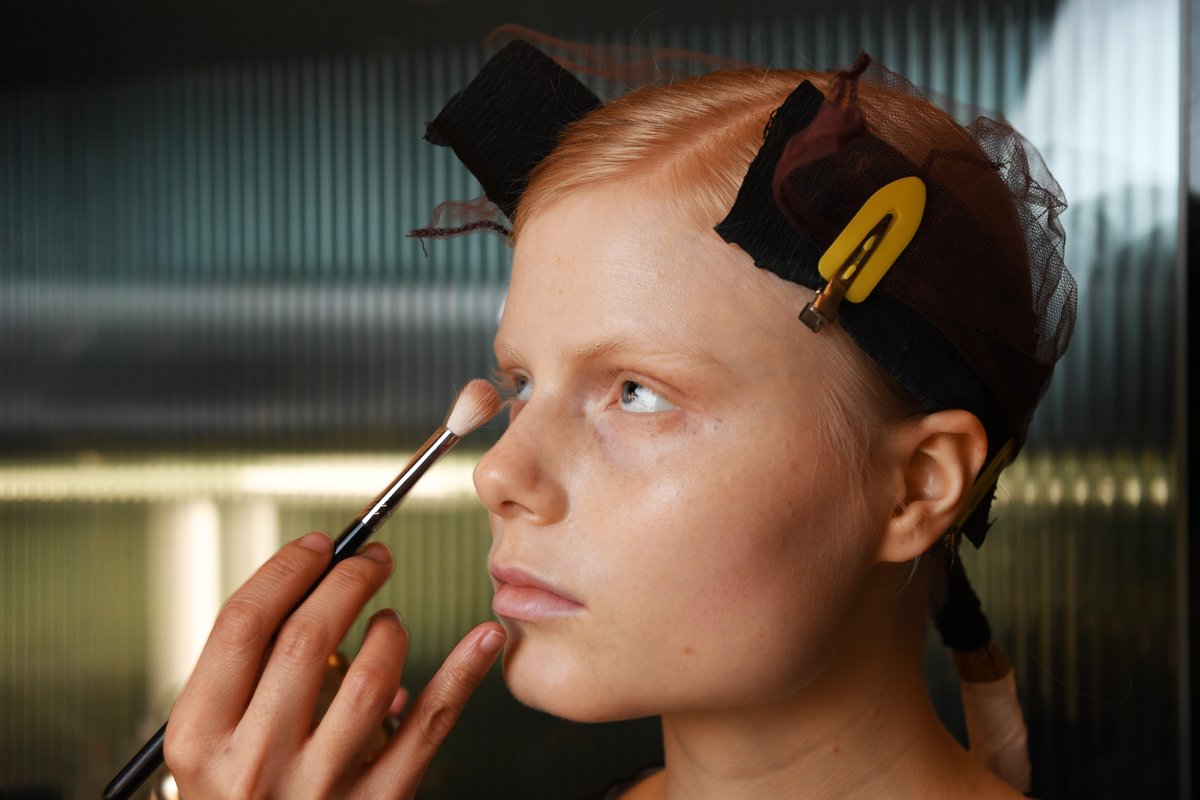 LondonFashionWk: RT #BFCMember <a href="/huishanzhang/">huishan zhang</a> make up looks at #LFW February 2023 were an ode to natural beauty, with lightly brushed brows and glowing skin courtesy of by Jo Frost, paired with understated and elegant side parting ponytails by Johanna Cre…