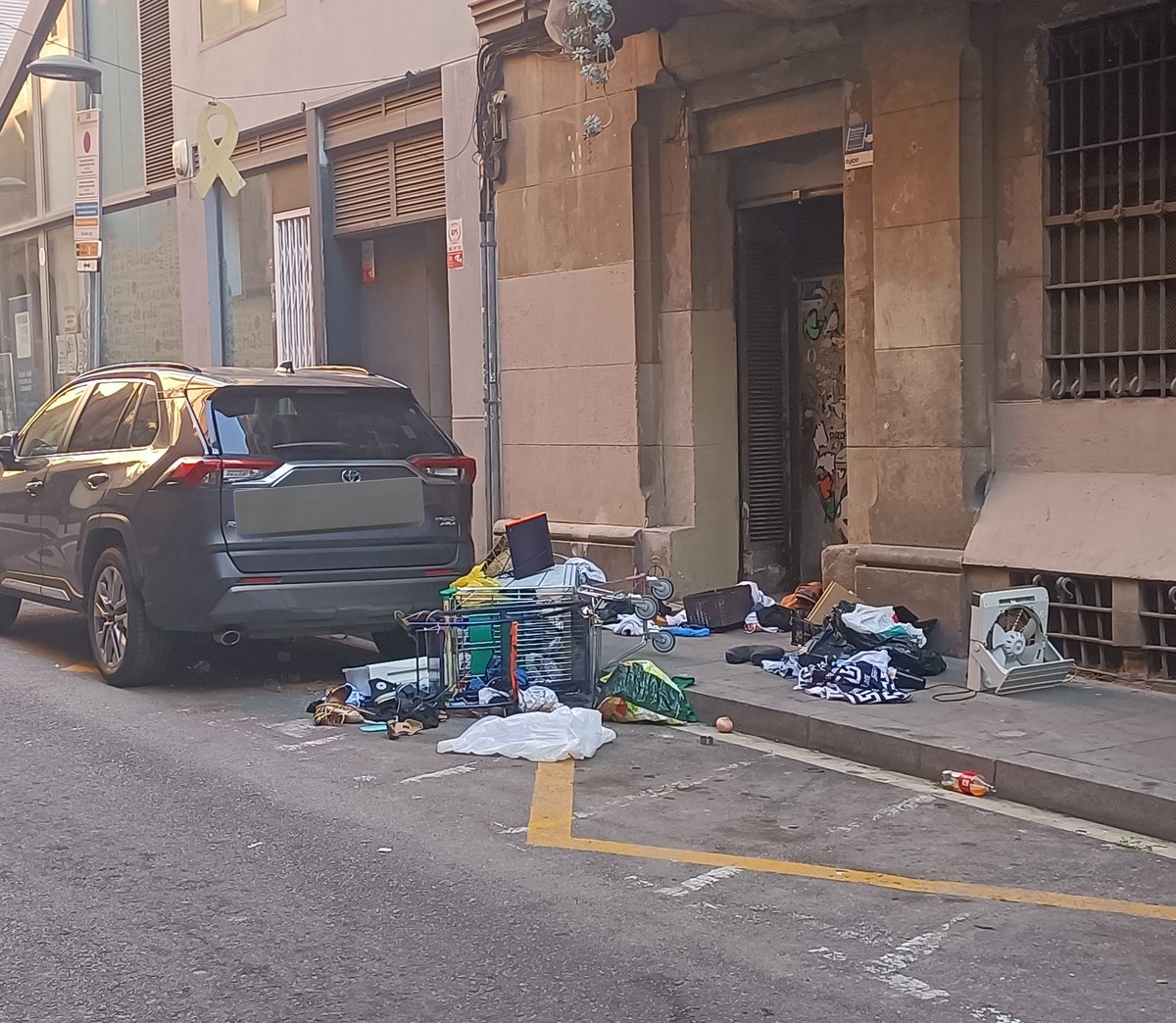 LonDeran's tweet photo. @Ciddavid I el que cobres tu per estar perdent el temps plorant a Twitter? Per qui governeu els que teniu així #Barcelona? Per qui governeu quan #bcnencomu BLOQUEJA ciutadans que exposen les vostres mentides? És la democràcia això? En tenim prou de vosaltres. https://t.co/aysCIUcZzM
