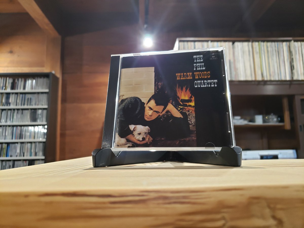 10cdbox's tweet photo. 東近江のジャズ喫茶「吟の蔵」…蔵を改造した喫茶店。
壁も天井も素晴らしい木材が使われているのと、空間も余裕があるためか、響きが素晴らしく、うっとり聴き入りました👏　個人的には、少し低音が弱い感じがしますが😅 https://t.co/xKmthvzwO9