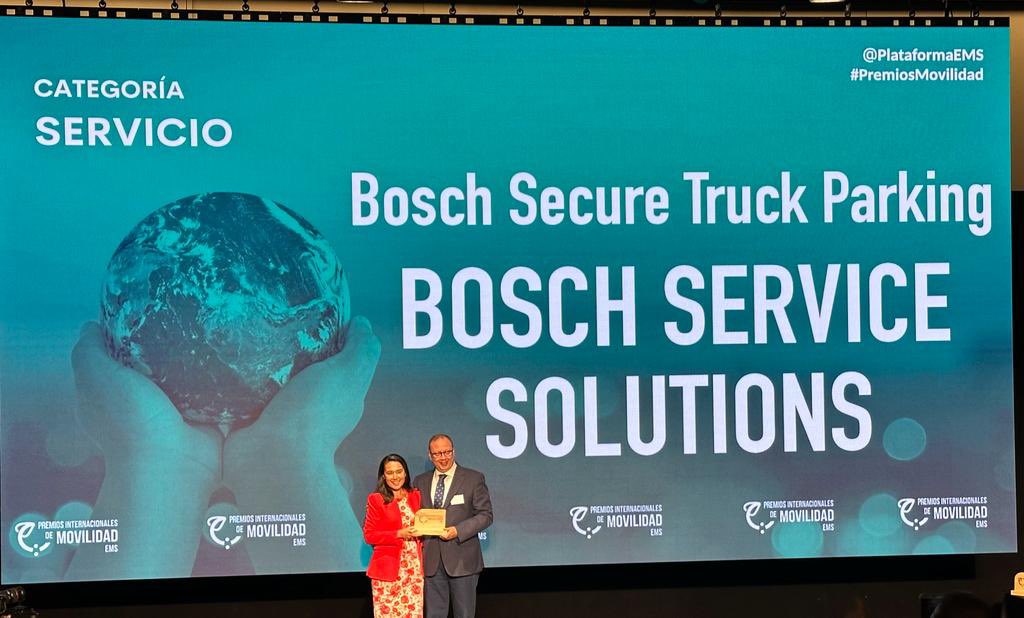 PlataformaEMS's tweet photo. Cat. Servicio:
🏆 #BoschServiceSolutions se hace con el premio por la iniciativa ‘Bosch Secure Truck Parking’.
Entrega el premio Marcos Basante, pdte. de @astic1960, a Marian Luño, vicepresidenta regional Bosch Service Solutions América, Iberia y Filipinas.
#PremiosMovilidad https://t.co/G9UlryzZvS