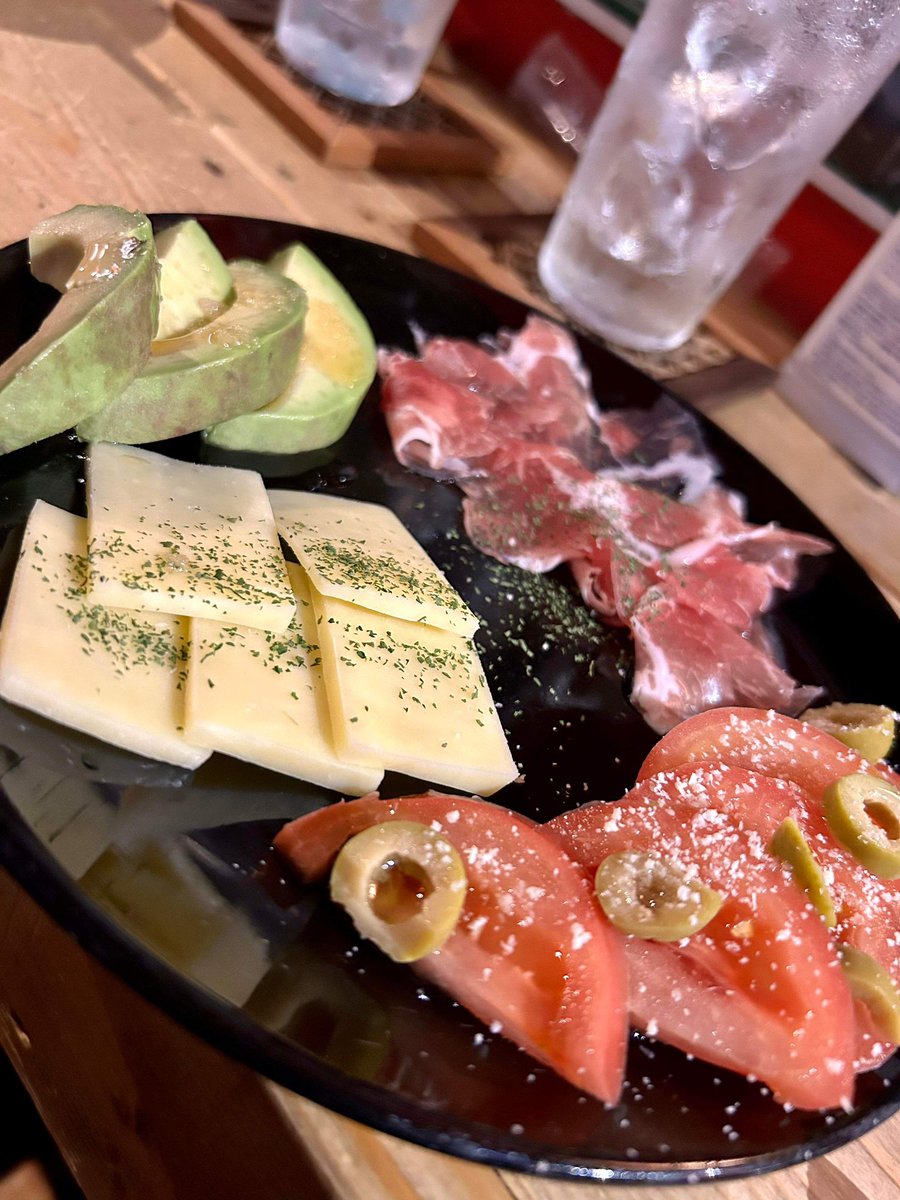BARREDCORNER's tweet photo. #樋口利歌 #pizz #ピザ #オードブル #オイルサーディン #ライスペーパー #イライジャ #elijahwood #bourbon #whysky #cheese #oilsardine #soda #天下茶屋 #西成区 #大阪バー #大阪 #bar #バー #レッドコーナー #redcorner #廣田昌世 https://t.co/D86wteYzcY