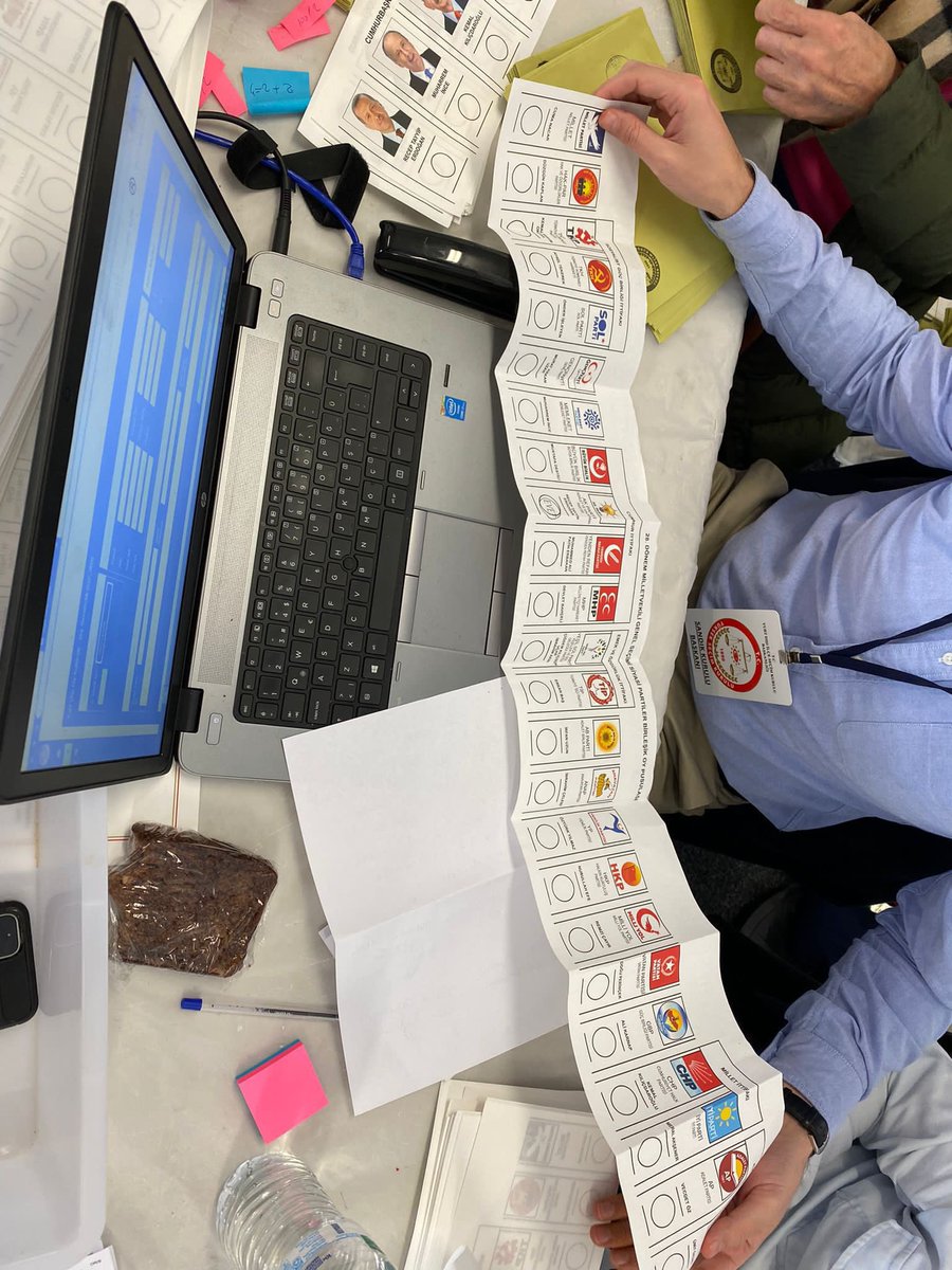 Avusturalya'da 720'lik açılmamış oy pusulalarında, AK Parti’ye mühür vurulmuş oy pusulaları bulundu. 

“Sandık başındaki bir yetkili yakalamış, tutanak tutulmuş. Kabine girmeden önce pusulalarınızı mutlaka kontrol edin.” (<a href="/ctisik/">Candaş Tolga Işık</a>)