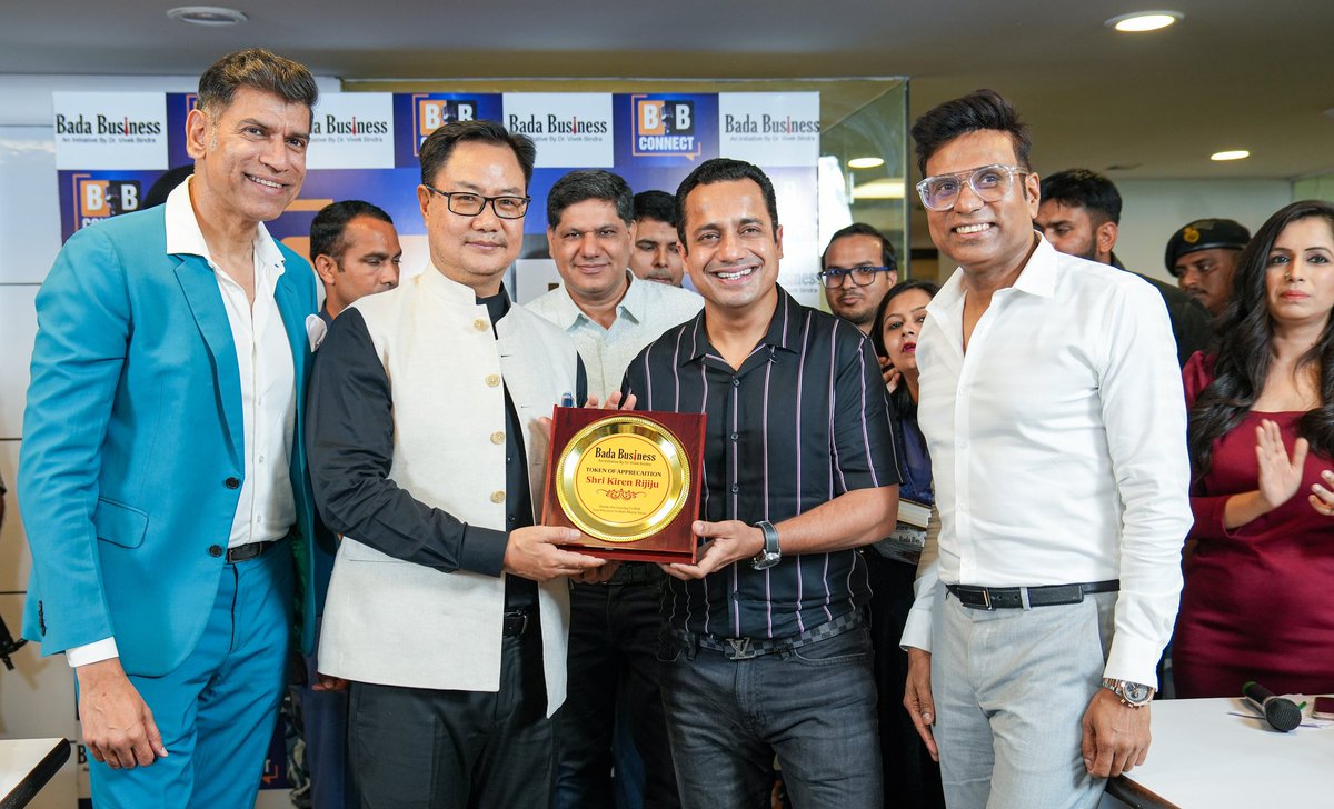 KirenRijiju's tweet photo. It was an exhilarating moment at the @BadaBusinessOff with one of the best motivational speakers of the world @DrVivekBindra 
The best part of their group's vision is not only to motivate but creating way forward real opportunities for ordinary people who deam big! https://t.co/GaoYzmSESL