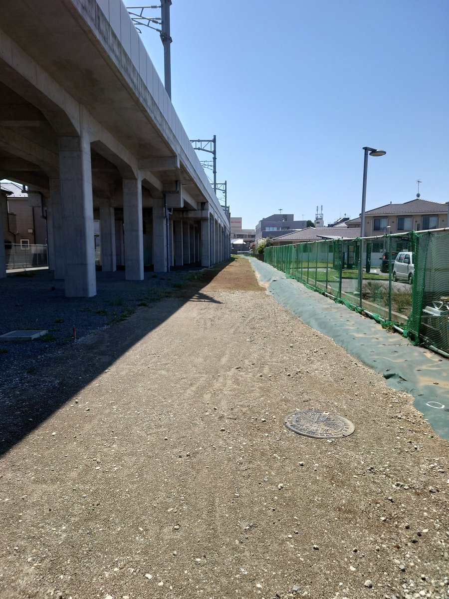 Joyfulabc's tweet photo. ローソン、日高屋裏にある仮線跡地の旧新鎌ヶ谷4号踏切から新鎌ヶ谷駅方面の側道は舗装工事が終わり、初富駅方面はまだこれから工事を進める様子。 https://t.co/bZ6I61zilF