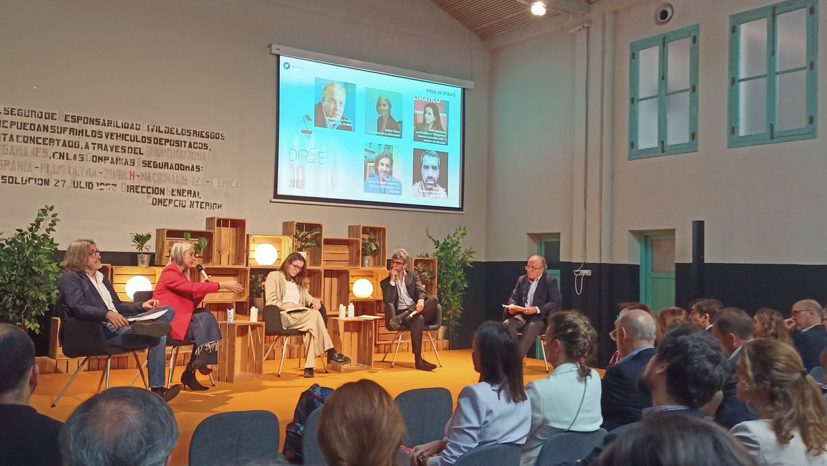 Durante la mesa de debate de #DIRSEx10 escuchamos a:
<a href="/Cris_Triana/">Cristina Triana</a> (<a href="/la_informacion/">La Información Económica</a>)
<a href="/Dominguez2019/">María Domínguez</a> (<a href="/elEconomistaes/">elEconomista.es</a>)
<a href="/Arturolarena/">Arturo Larena Larena</a> (<a href="/EFEnoticias/">EFE Noticias</a> <a href="/EFEverde/">EFEverde</a>)
<a href="/isgavi/">Ismael García Villarejo</a> (<a href="/EconomiaED_/">Economía Digital</a>)
que nos hablaron de la convergencia entre #sostenibilidad #ASG y #economía
🎥youtu.be/mCEbigJ5srw