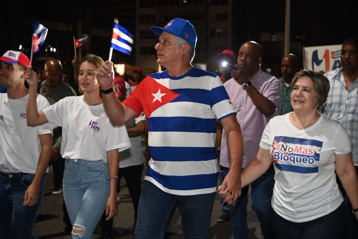 PartidoPCC's tweet photo. Se nos enseñó a respetar y venerar la hermosa bandera de estrella solitaria, ella, que orgullosa siempre Lucio en la pelea. #Cuba #ALaPatriaManosYCorazón https://t.co/057xN5gXYY
