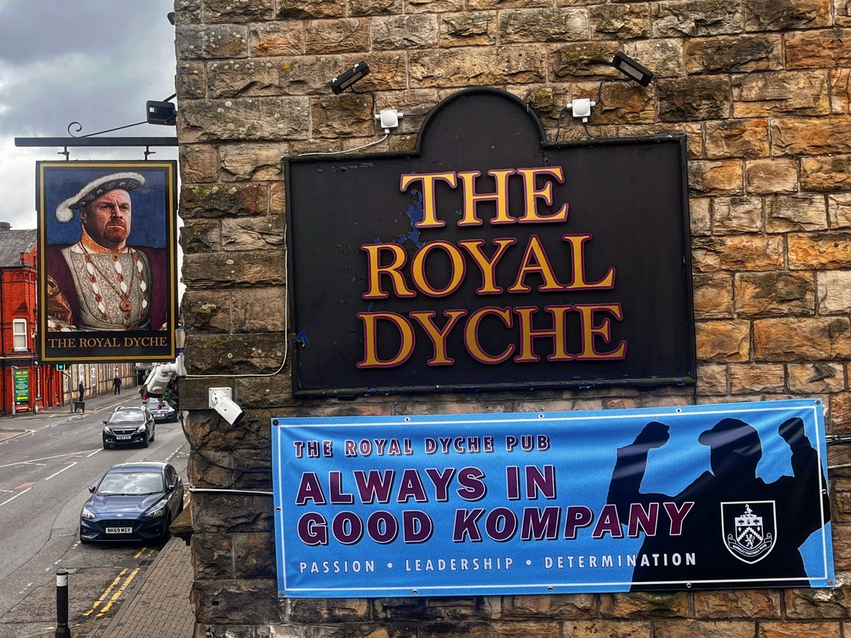 Here’s to you, Vincent Kompany!
Burnley loves you more than you will know💙

Big thank you to local company @CMYKBurnley for our new banner 🔥

#royaldyche #burnley #banner #pub