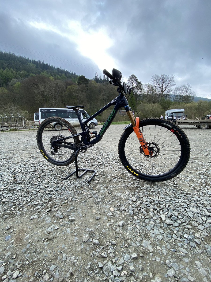 RicMcLaughlin's tweet photo. I have massively missed uplift days and amidst all the E-bike fuss cannot recommend them enough. When I'm eyeing up other men's shoulders thinking 'that one might fit' later on tonight I may reappraise this tweet. https://t.co/hmTpmp6nQZ
