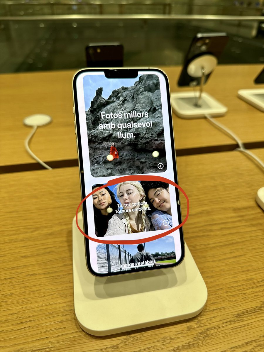 dibuti's tweet photo. Els exemples d’Apple a l’hora de localitzar són molts, i molt genials, com el solet i com aquest, que tot català de bé comprendrà. És a tots els iPhone de les botigues a Barcelona. https://t.co/afWbUrPMHZ