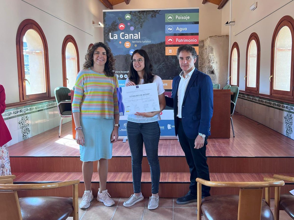 Ecomuseobicorp's tweet photo. En el día de ayer, el Ayuntamiento de Bicorp recogió de manos del Secretario Autonómico de Turismo, Francesc Colomer, el distintivo SICTED para el Ecomuseo. Un reconocimiento a la calidad y la sostenibilidad turística que han sido desde el inicio una de nuestras metas y objetivos https://t.co/ysEoZh9t46