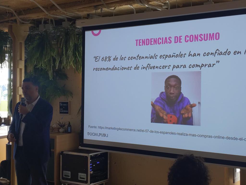 i_republica's tweet photo. ¡Llega el turno de los #influencers! 🤳
@jaroncero nos explica cómo vender con influencers.
🤙 ¡No te la pierdas!
#IRFest https://t.co/5W8UneultO