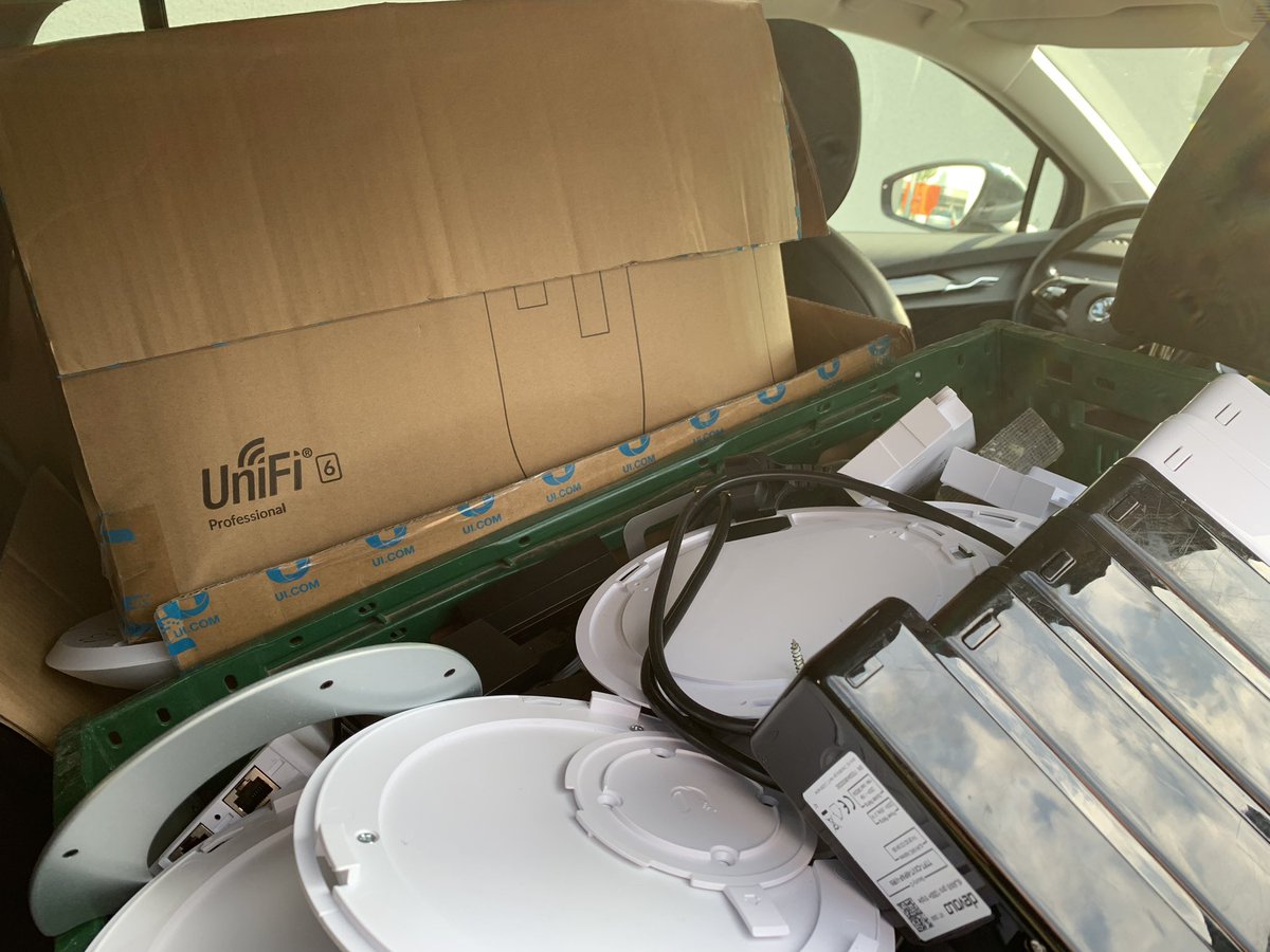andreaswditze's tweet photo. Der Landkreis Marburg-Biedenkopf hat heute seine ausgemusterten Accesspoints an den #Freifunk Verein @ffnordhessen übergeben. Tolle Geste und noch dazu super nachhaltig. Besten Dank an @GerdNienhaus und das Team von Integral IT. https://t.co/ThtJ68FoiQ