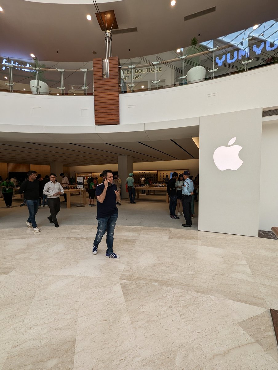 techarenaofcl's tweet photo. Apple Store Saket! - I guess the Mumbai Store is better but the experience they give you inside is incredible!
#applestoredelhi #applesaket #AppleStoreSaket https://t.co/DPNiC0FD6A